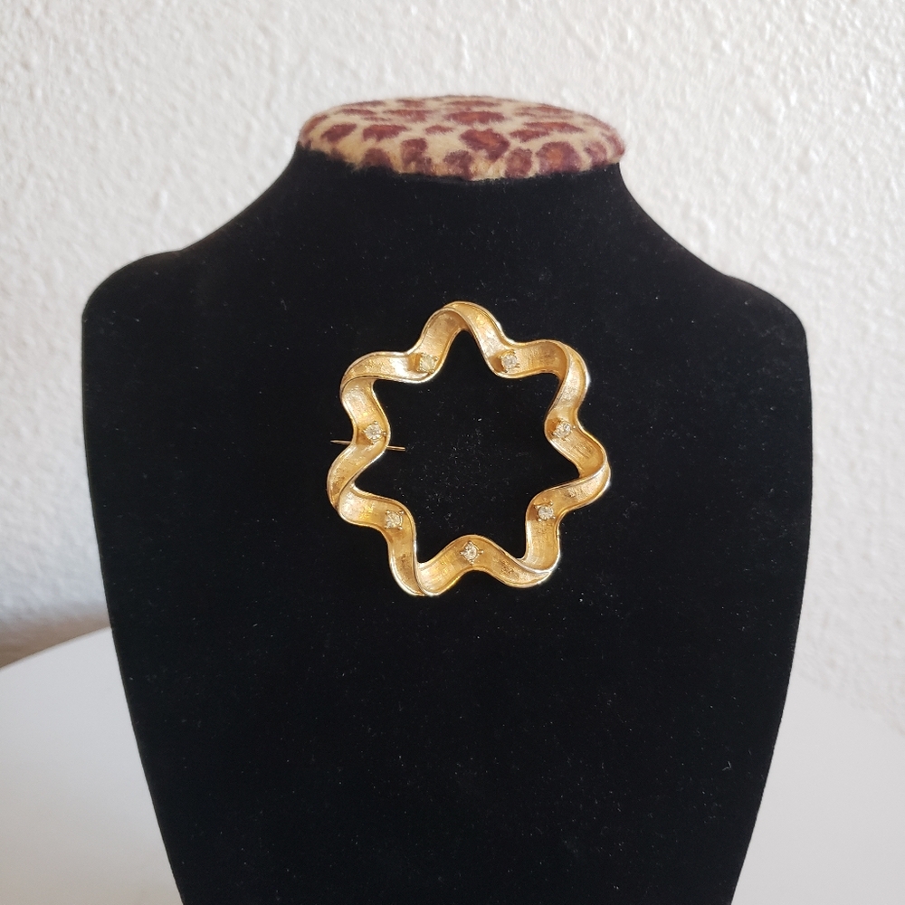 Vintage Sarah Coventry Etched Gold tone Round Ribbon Wreath Rhinestone Brooch